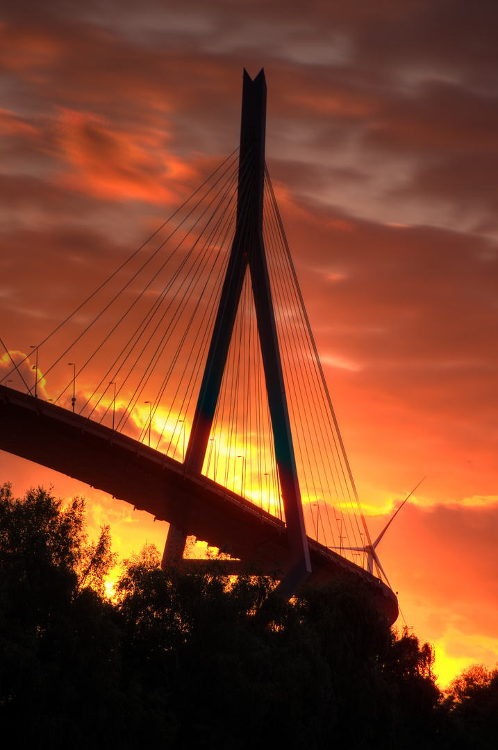 Köhlbrandbrücke im Sonnenuntergang