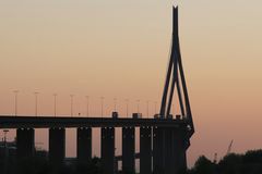 Köhlbrandbrücke im Sonnenuntergang
