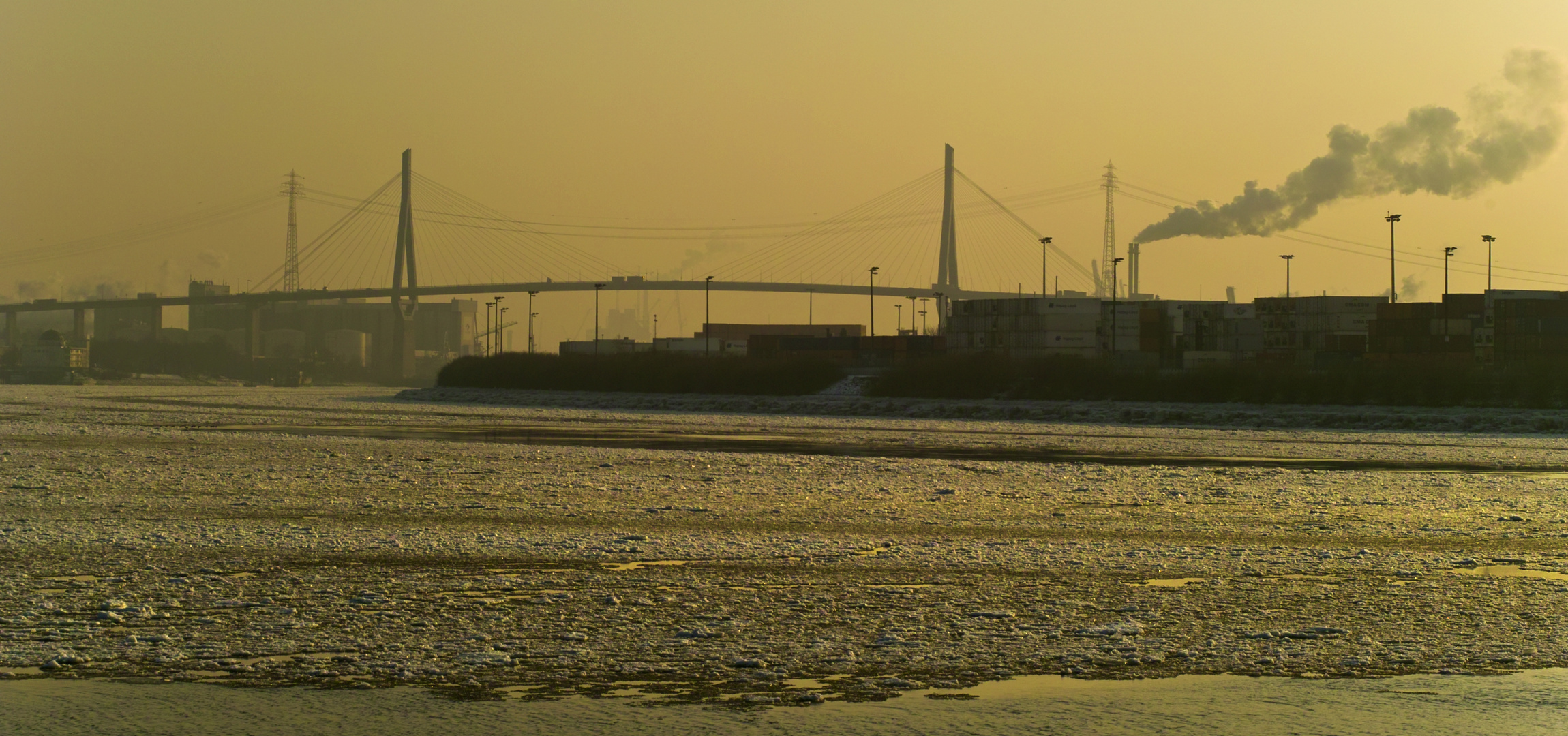 Köhlbrandbrücke im vereisten Hamburger Hafen