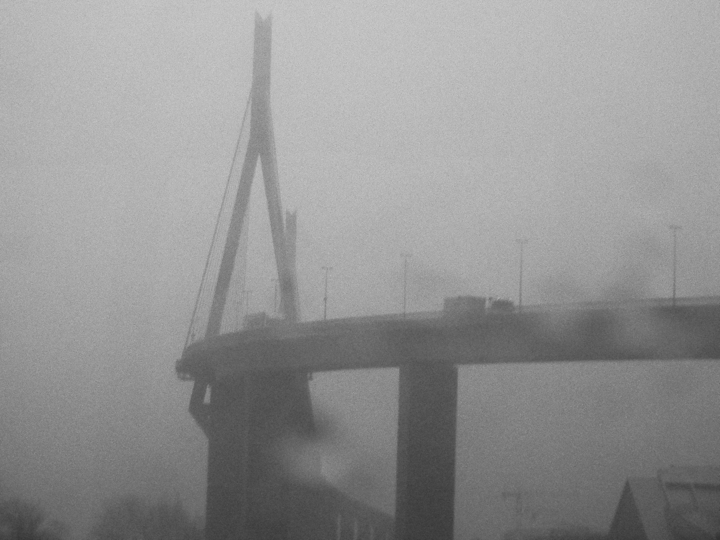 Köhlbrandbrücke im Winternebel