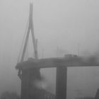 Köhlbrandbrücke im Winternebel