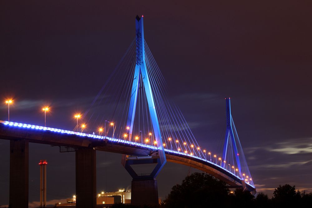 Köhlbrandbrücke in blau