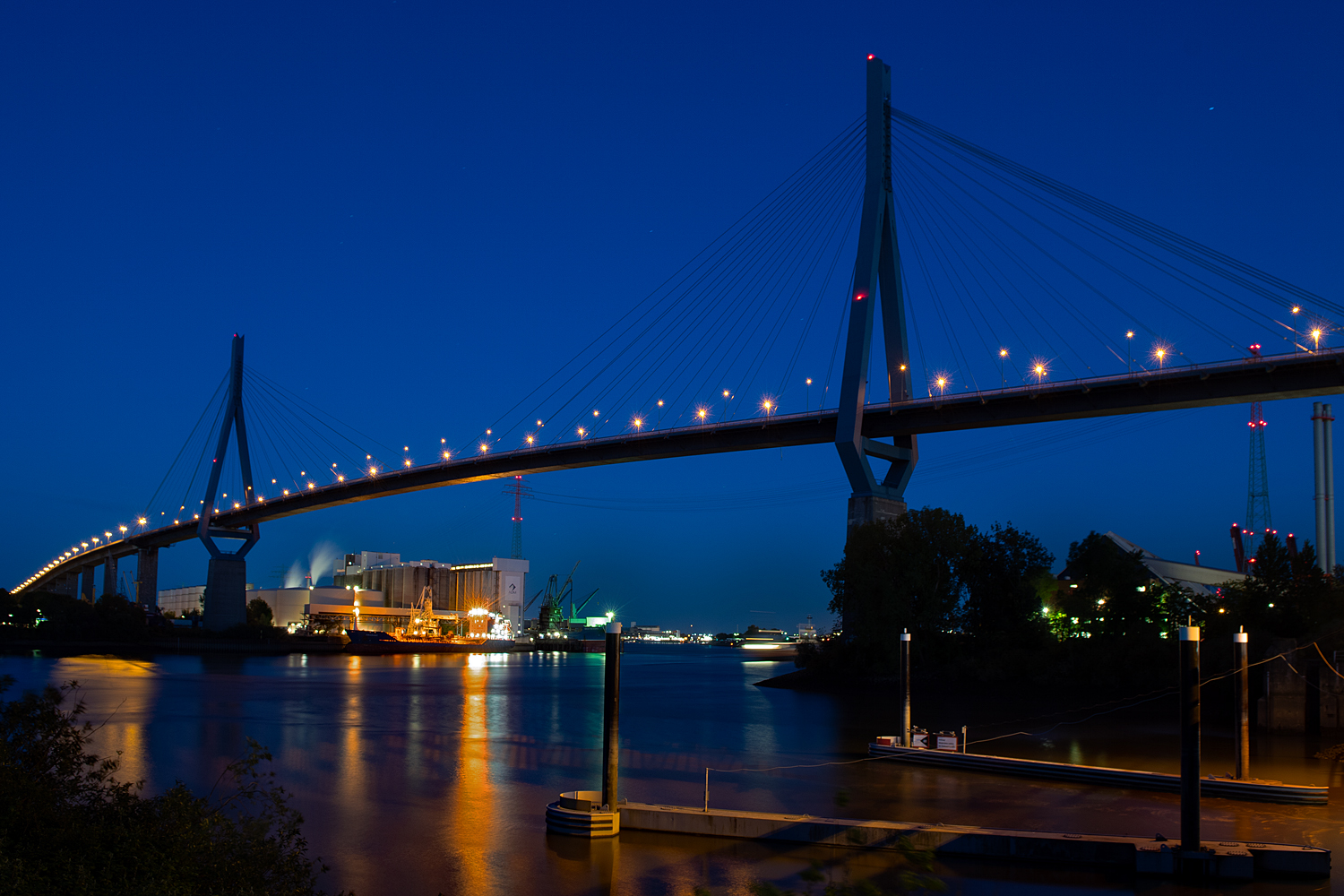 Köhlbrandbrücke in der blauen Stunde