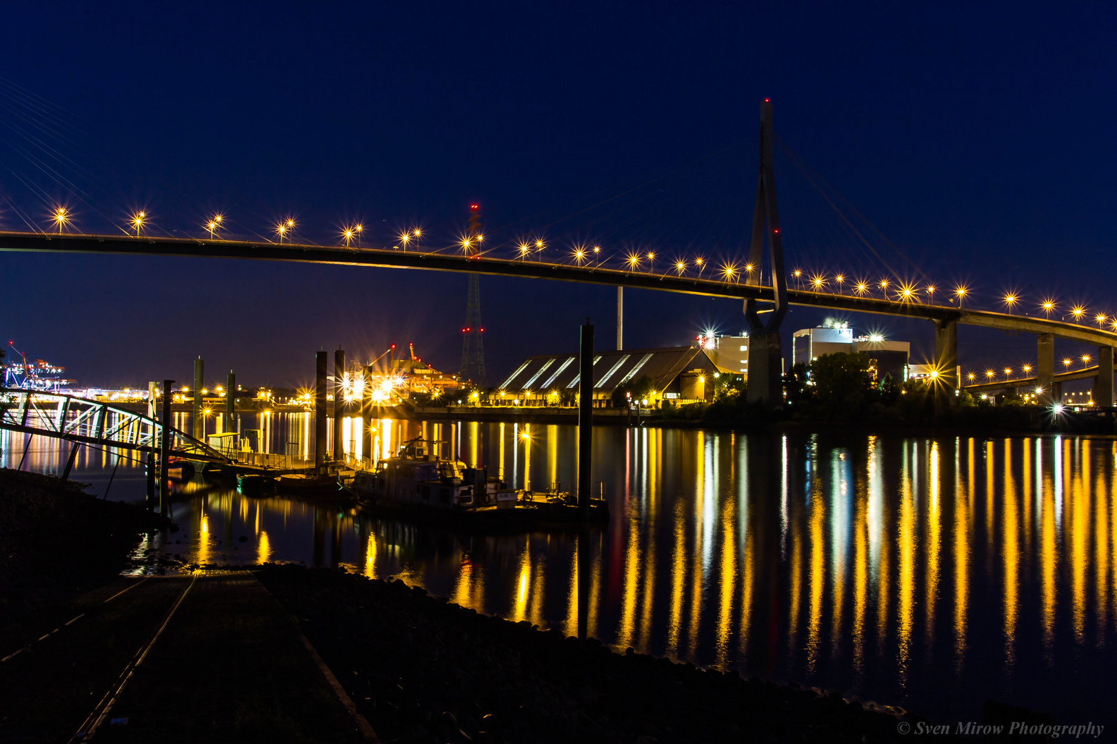 Köhlbrandbrücke in Hamburg bei Nacht