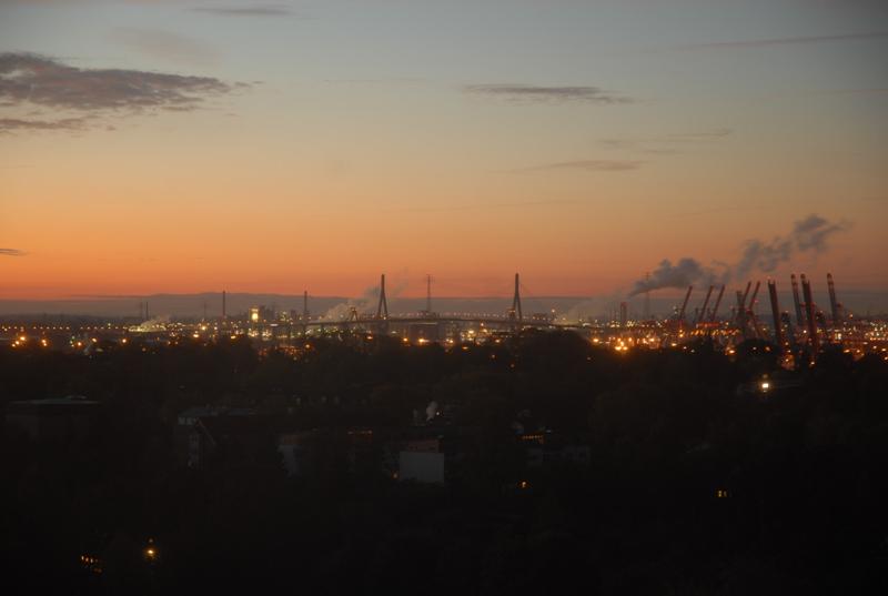 Köhlbrandbrücke kurz vor Sonnenaufgang