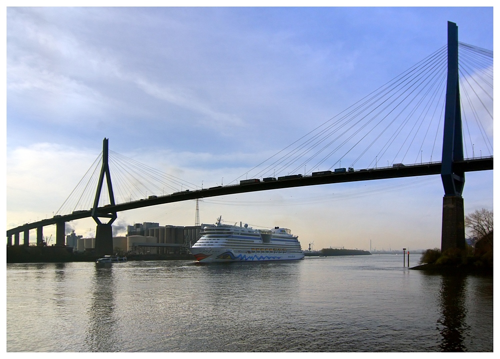 Köhlbrandbrücke mit AIDAbella