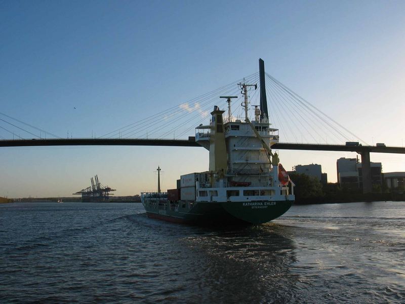 Köhlbrandbrücke mit Containerschiff