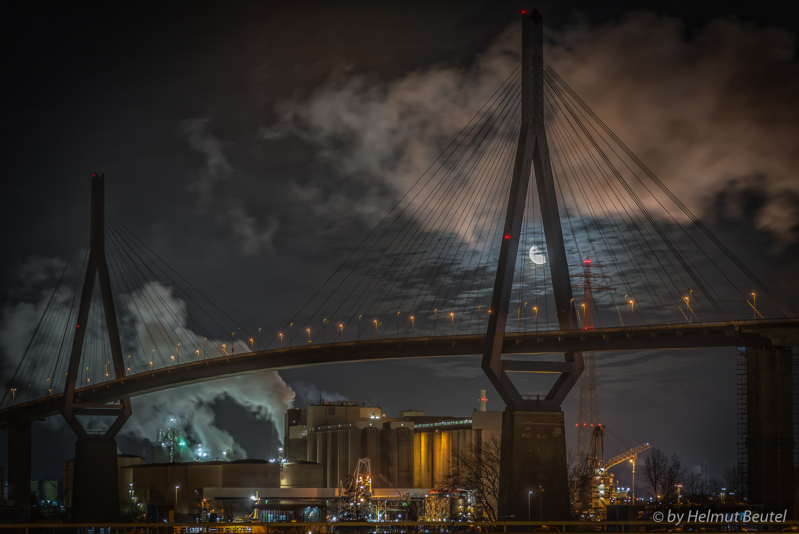 Köhlbrandbrücke mit Mondblick