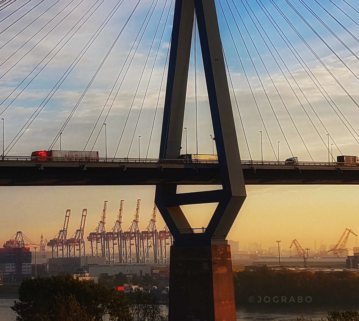 Köhlbrandbrücke und Blick in den Hafen Hamburg