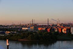 Köhlbrandbrücke und Hafen im Morgenlicht