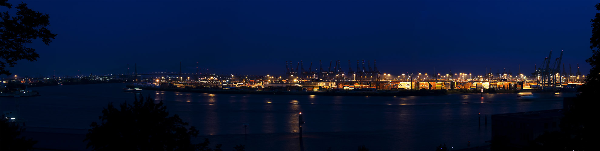 Köhlbrandbrücke und Hamburger Hafen bei Nacht