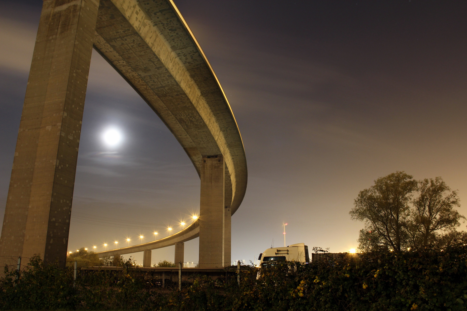 Köhlbrandbrücke von unten