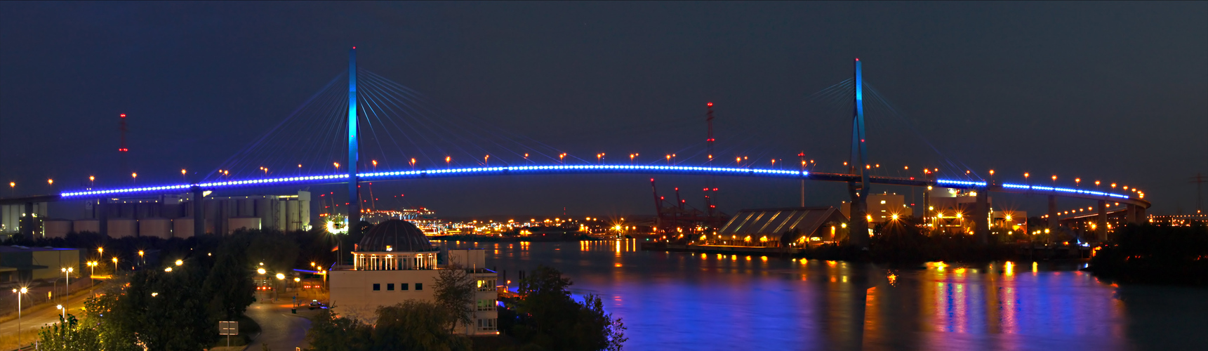 Köhlbrandbrücke während Blue Port