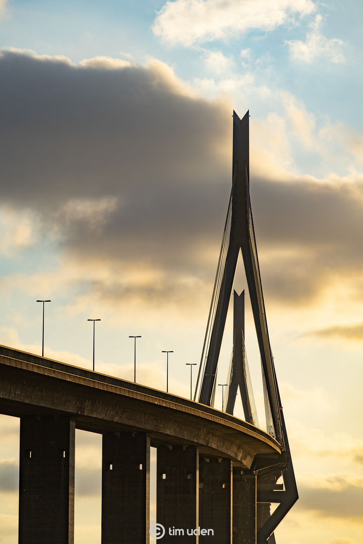 Köhlbrandbrücke zur goldenen Stunde