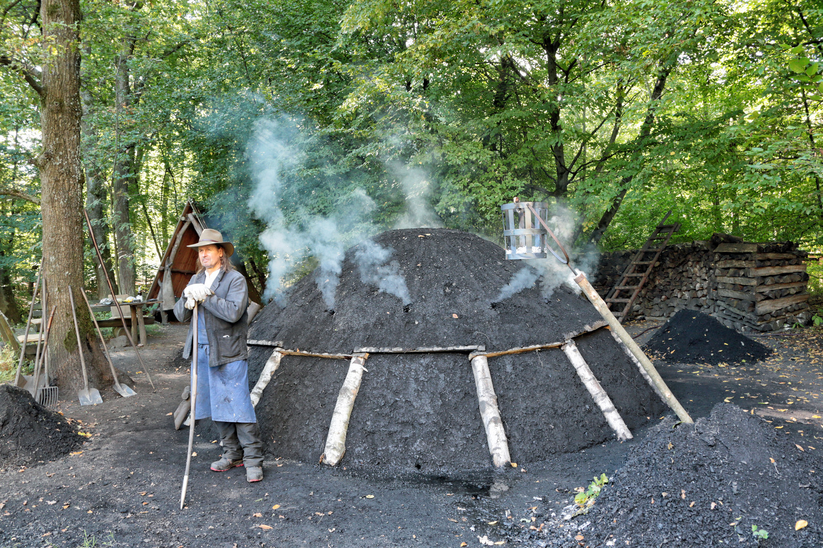 Köhler mit Kohlenmeiler