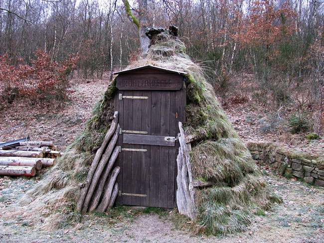 Köhlerhütte im historischen Hauberg bei Offdilln