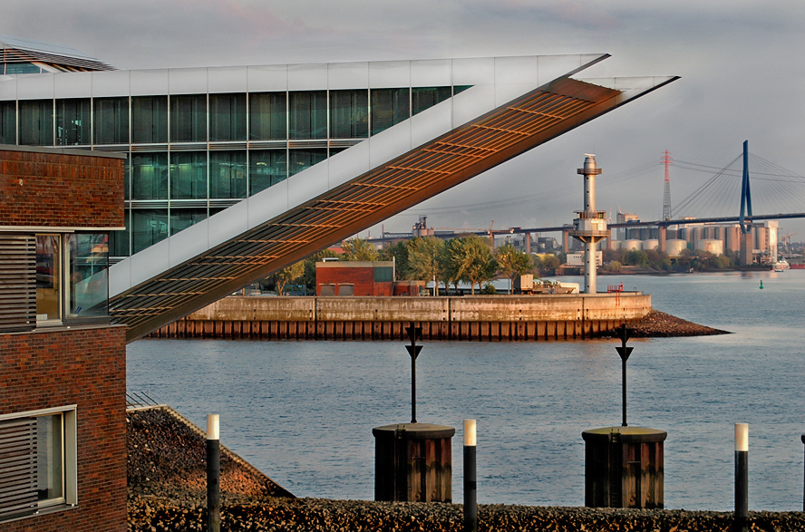 - köhlleuchtfeuerdocklandbrandbrücke -