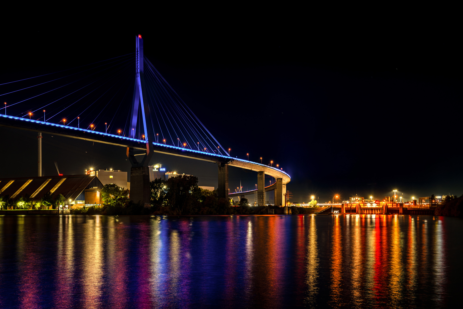 Kölbrandbrücke wunderschön beleuchtet für die Cruise Days in Hamburg