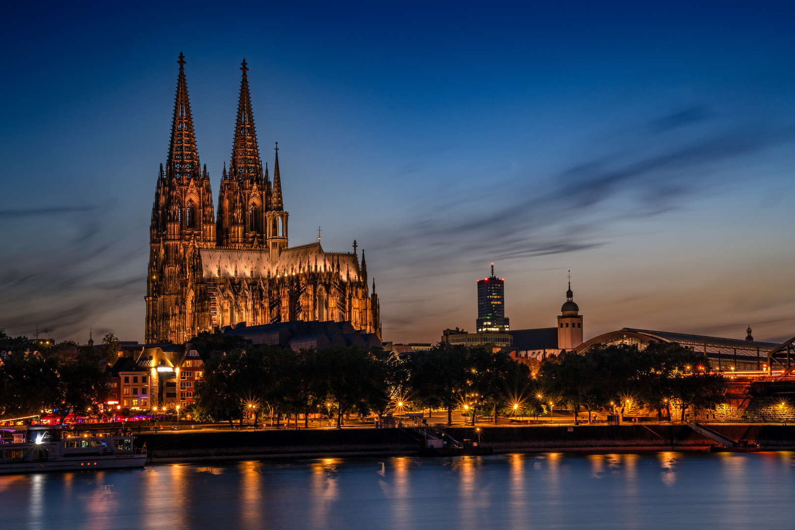 Köln am Rhein bei Nacht