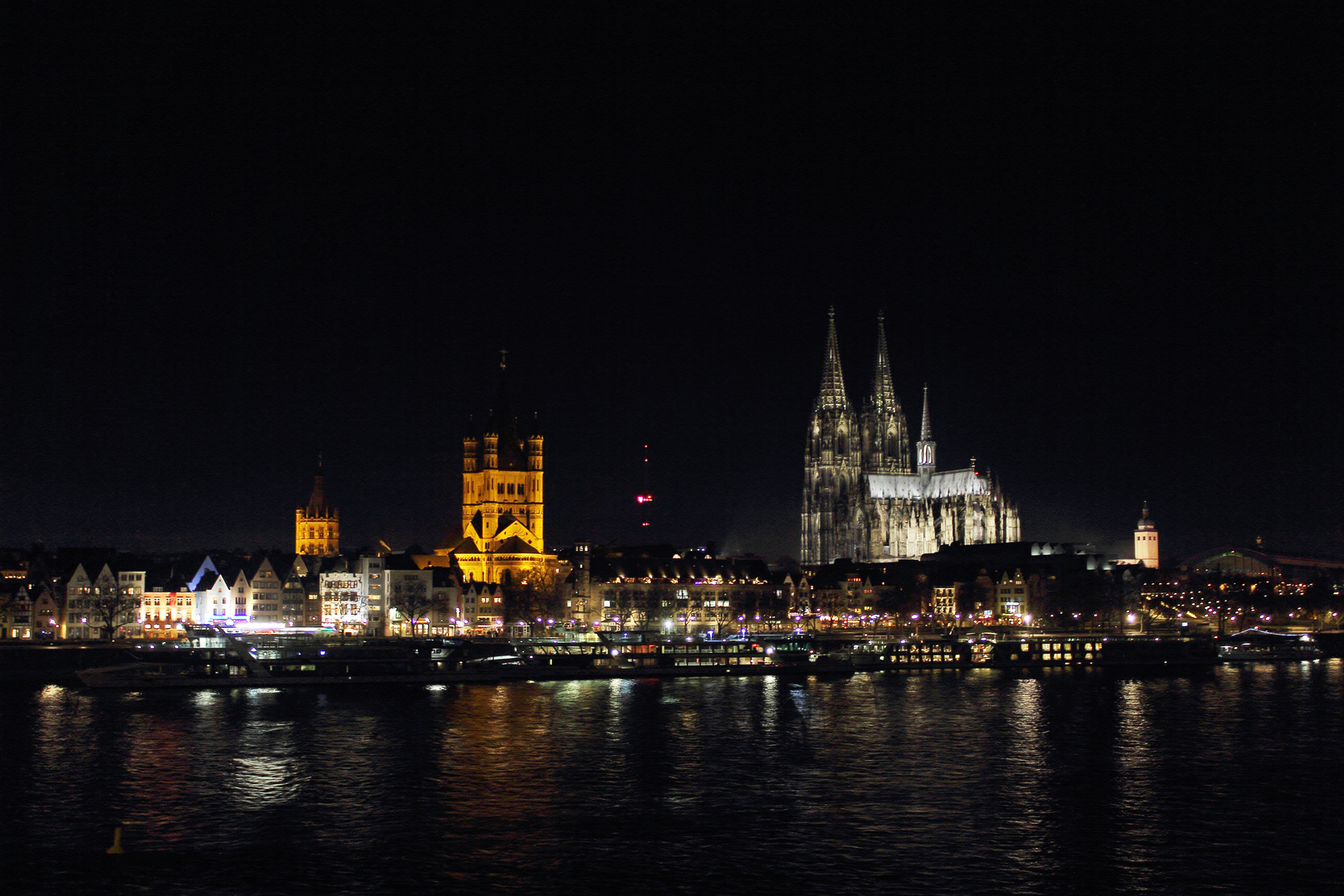 Köln am Rhein in der Nacht
