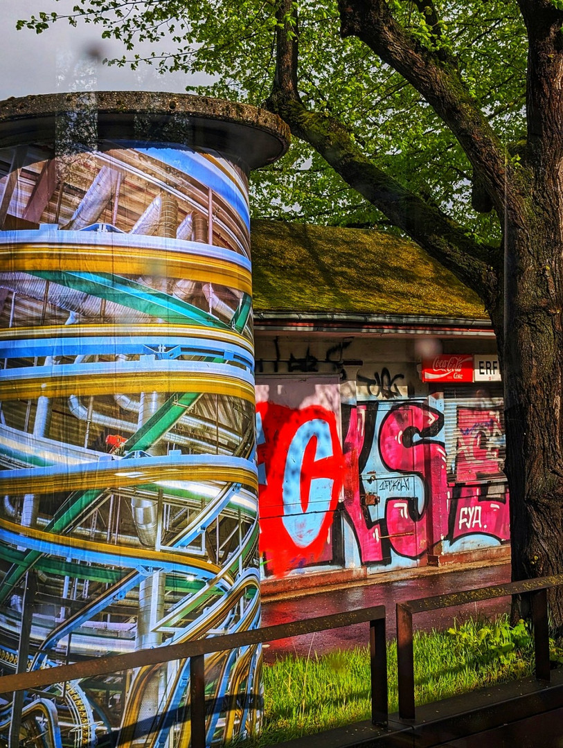 Köln, am Rheinufer aus der Straßenbahnlinie 16 fotografiert 