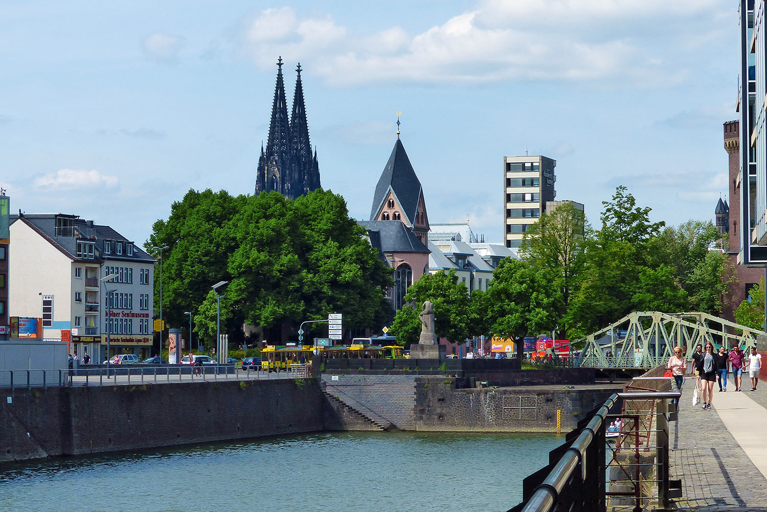 Köln - am Schokoladenmuseum mit Blick auf den Dom