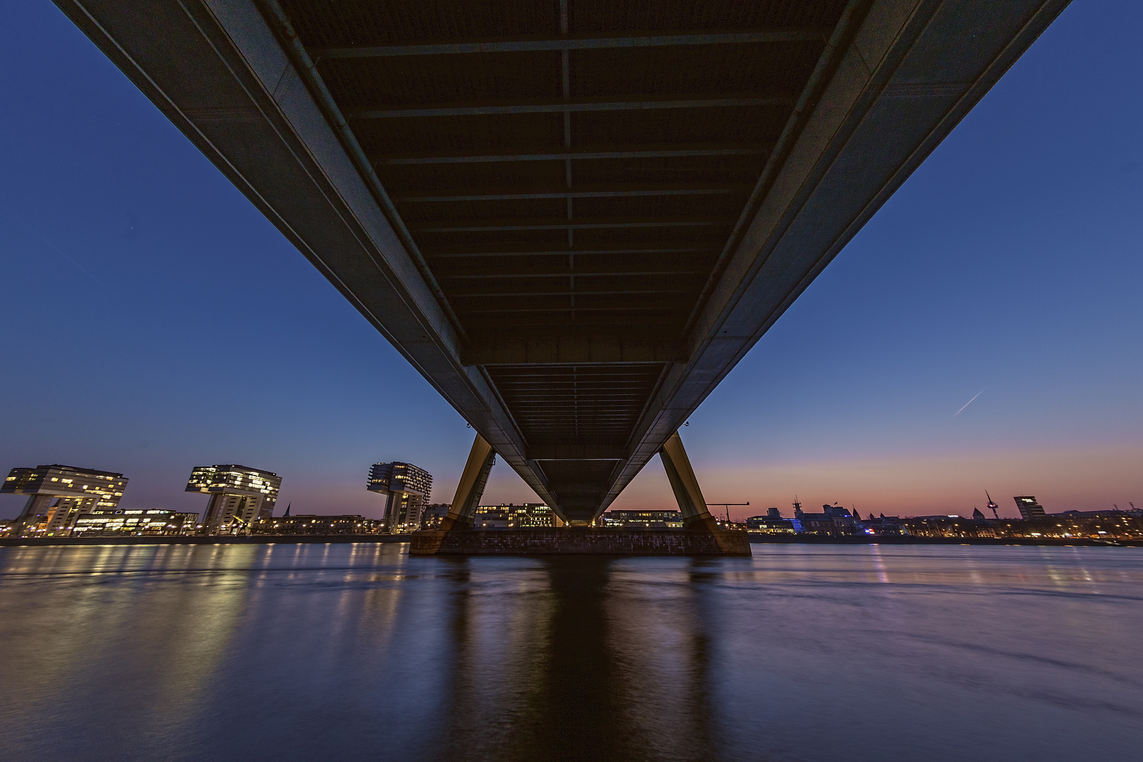 Köln am Zollhafen bei Dämmerung