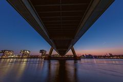 Köln am Zollhafen bei Dämmerung