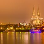 Köln an einem diesigem Abend