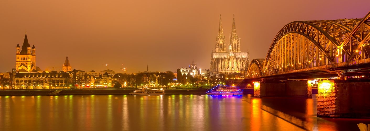 Köln an einem diesigem Abend