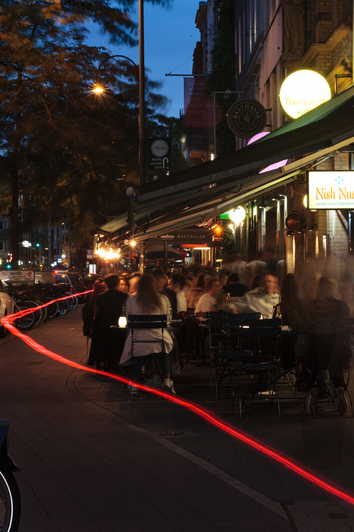 Köln, Außengastronomie am Abend in der Aachener Straße