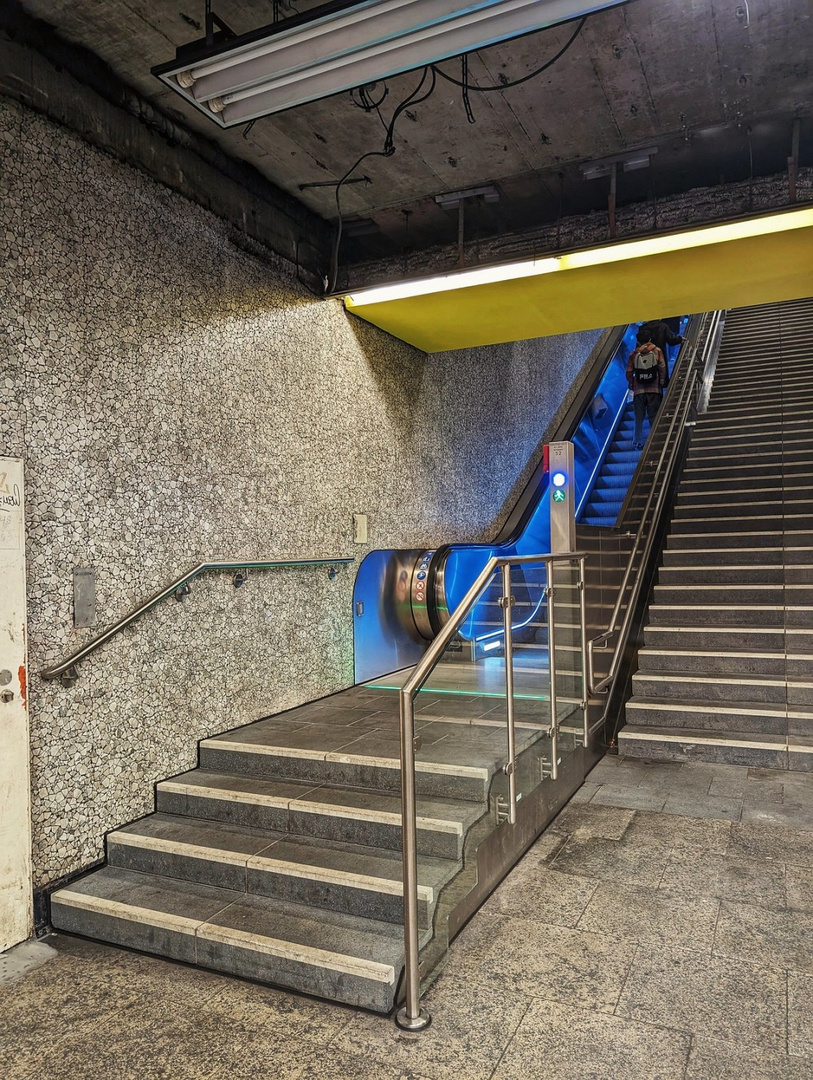 Köln, behindertengerechte Rolltreppe am Appellhofplatz