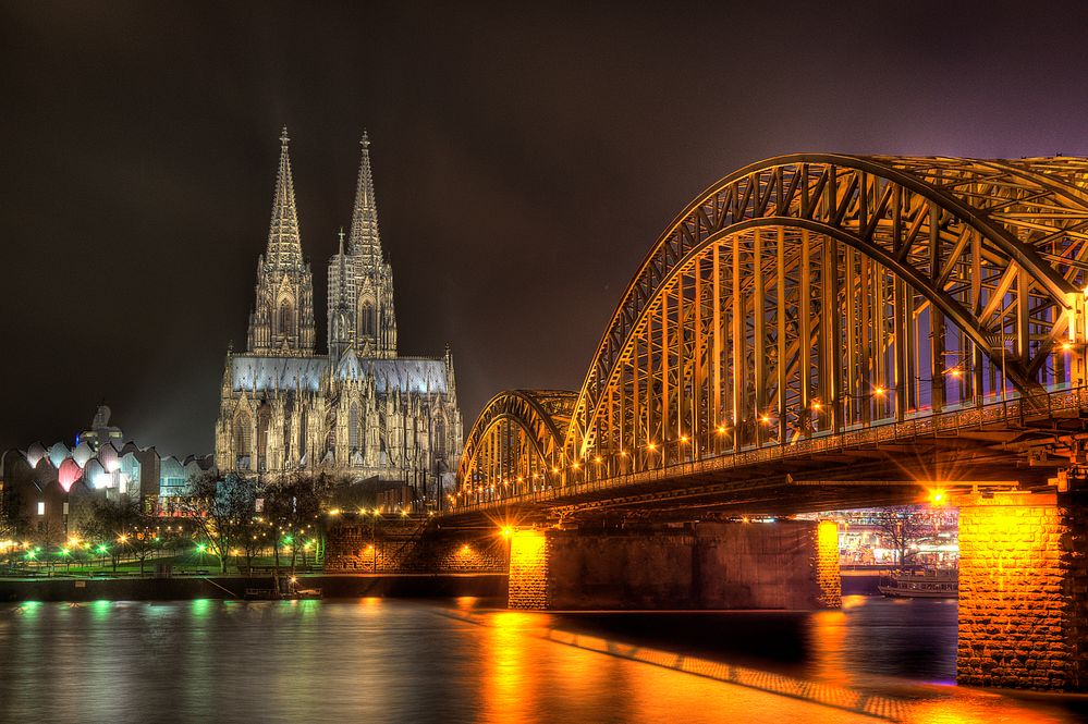 [Köln bei Nacht]