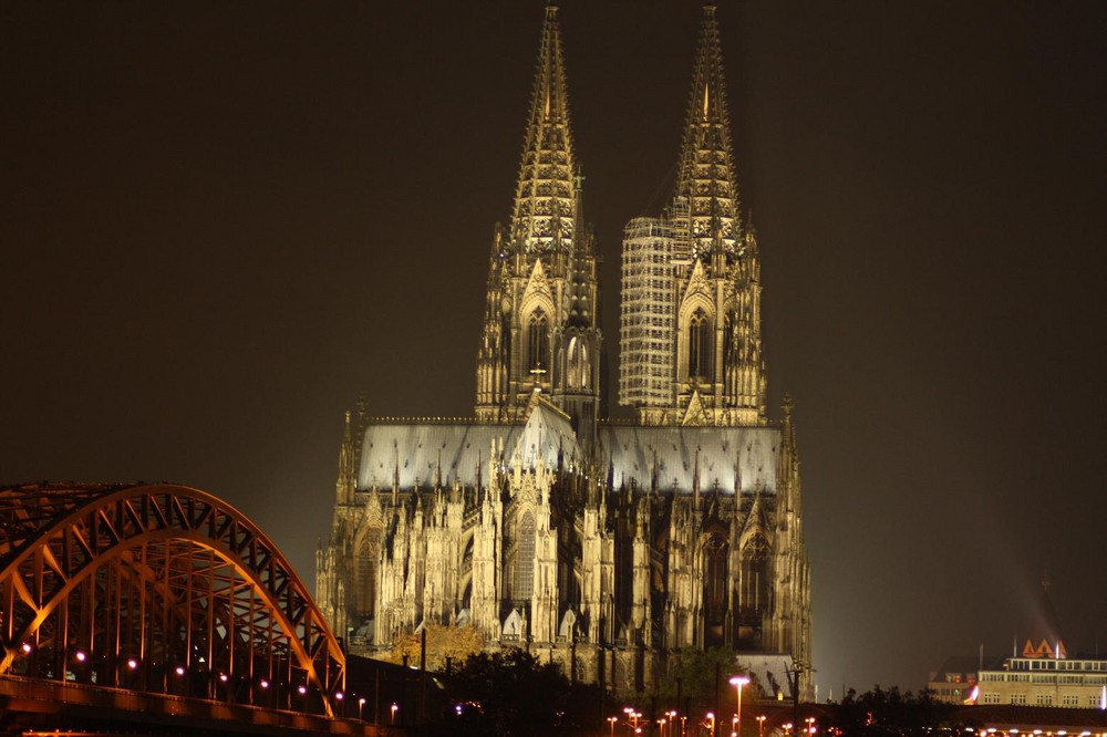 **Köln bei Nacht***