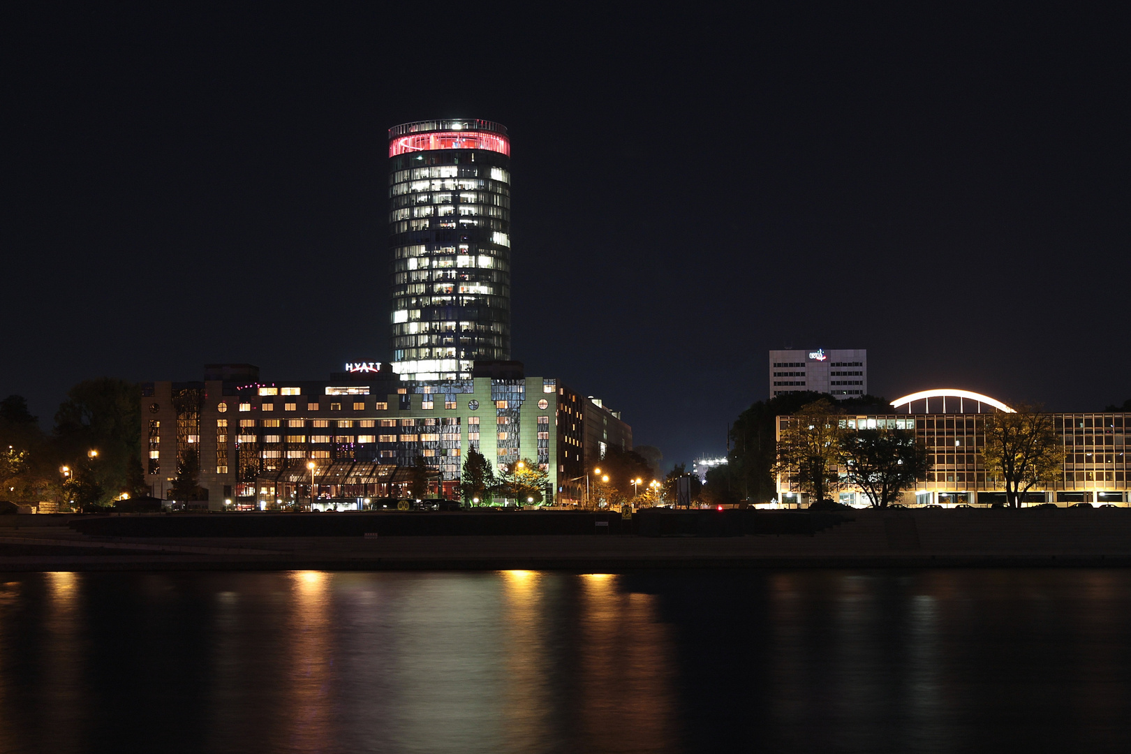 Köln bei Nacht, Kennedy-Ufer auf der rechten Rheinseite