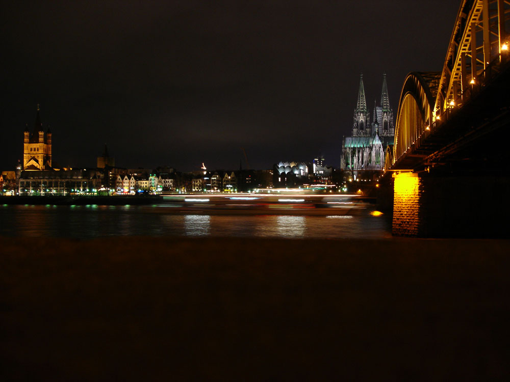 Köln bei Nacht mit Schiff