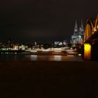 Köln bei Nacht mit Schiff