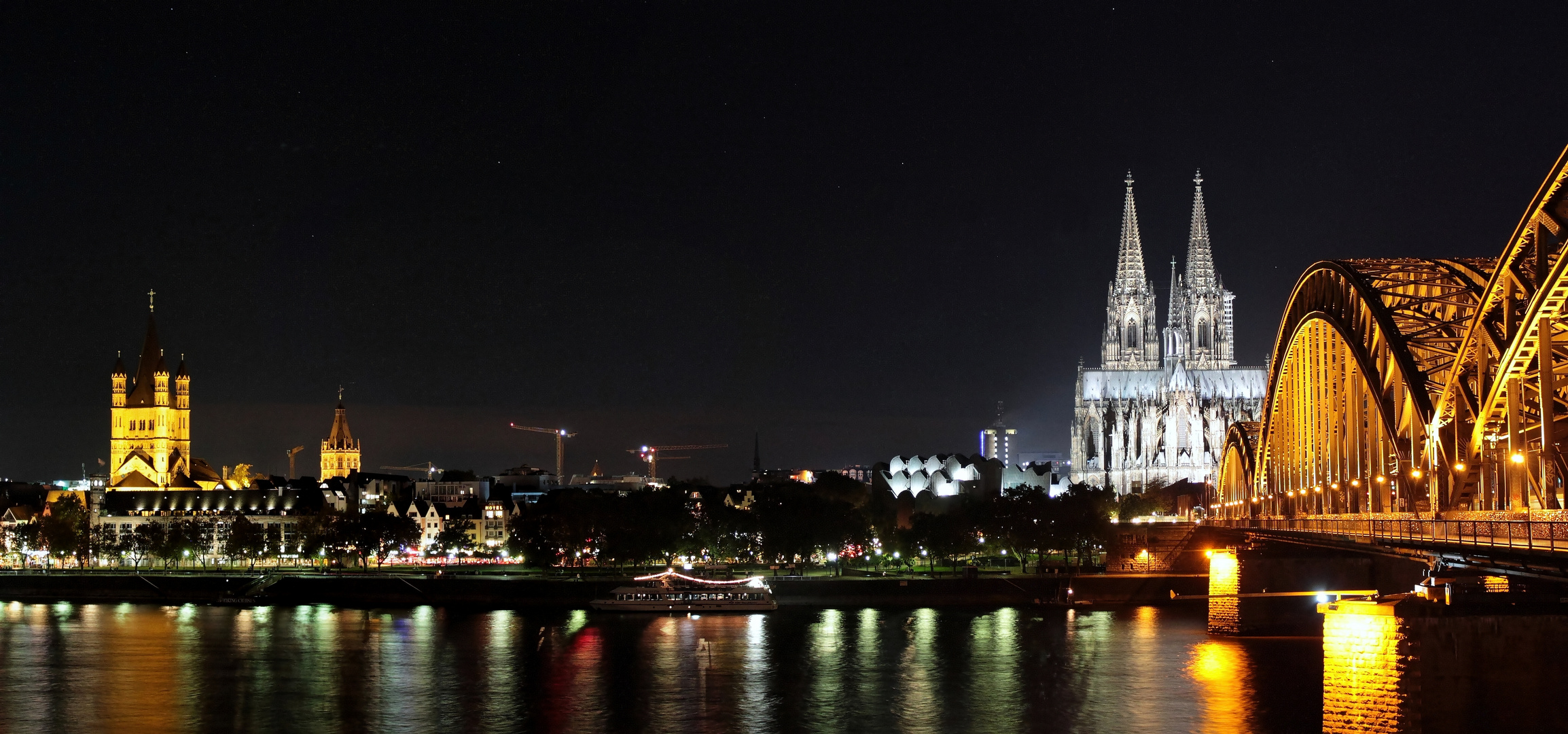 Köln bei Nacht, Skyline des linken Rheinufers