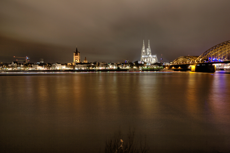 Köln bei Nacht und Regen