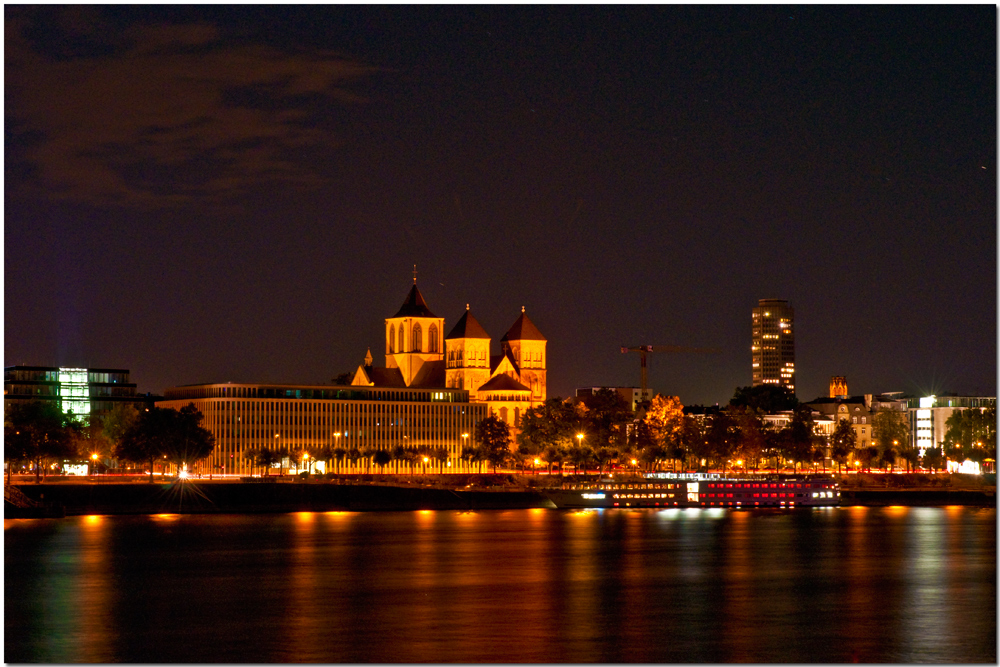 Köln bei Nacht - vom Deutzer Ufer aus gesehen