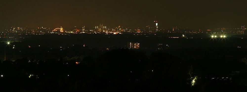 Köln bei Nacht von Bergisch Gladbach aus gesehen.