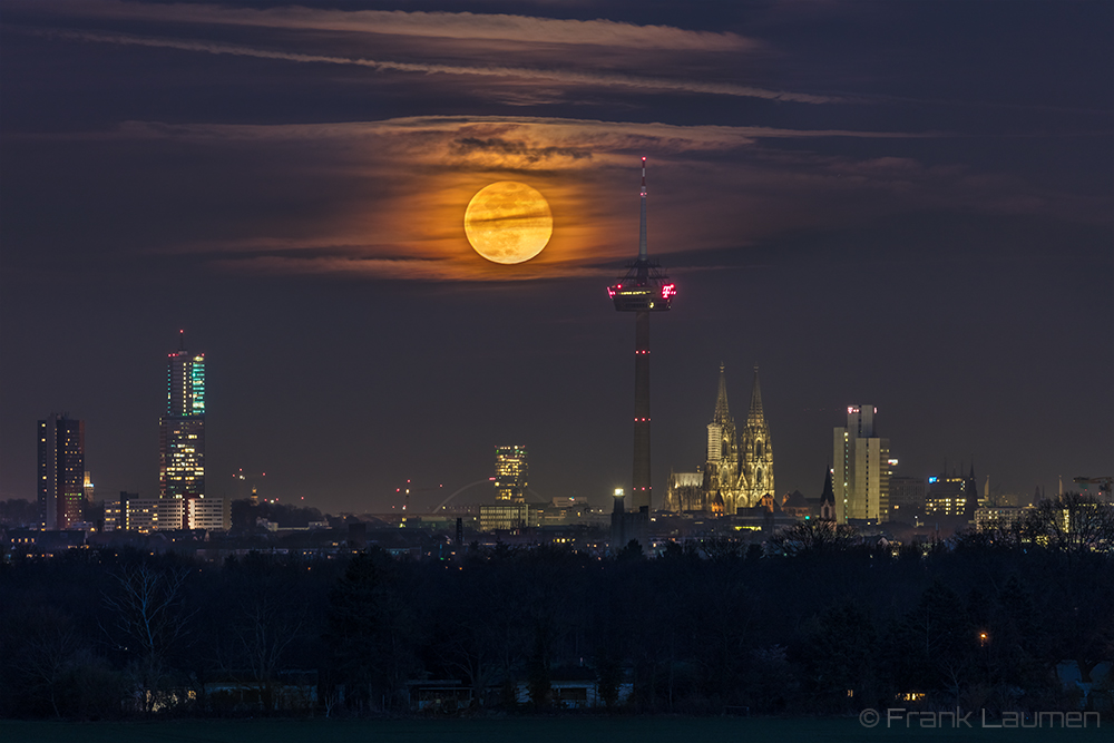 Köln bei Vollmondaufgang