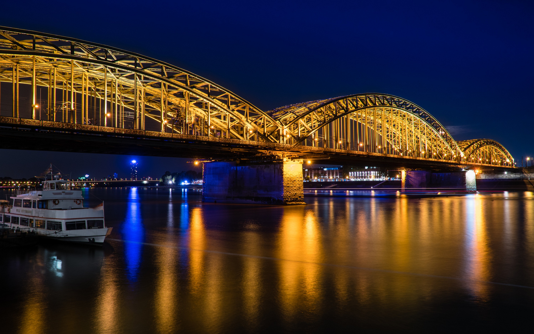 Köln - blaue Stunde, goldene Brücke