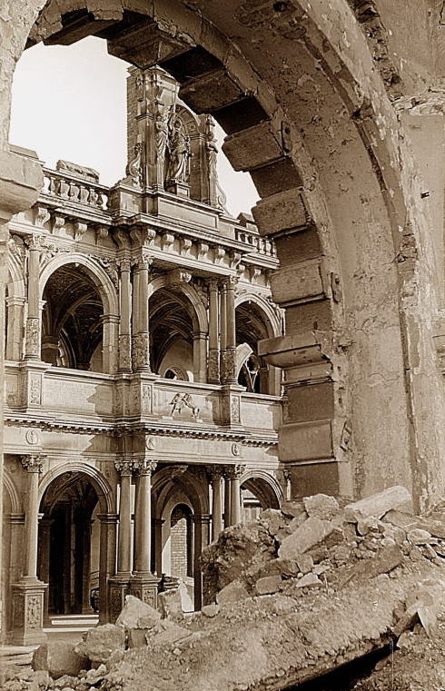 Köln Blick auf das Alte Rathaus nach 1945