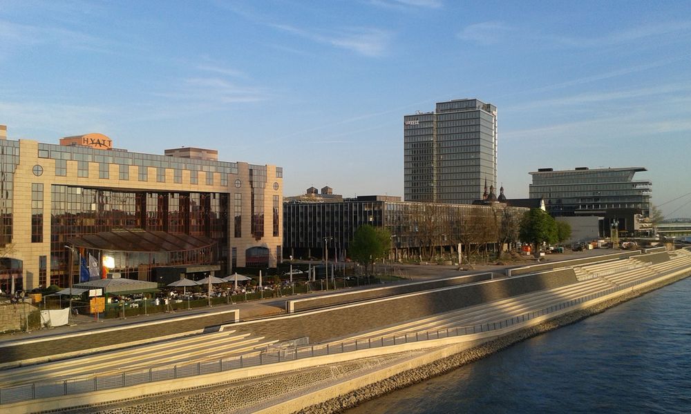 Köln - Blick auf das dem Dom gegenüber liegende Rheinufer