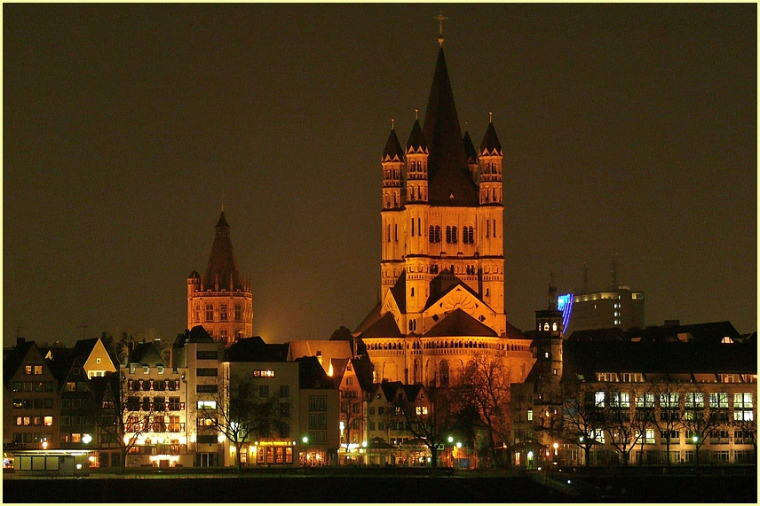 Köln / Blick auf die Altstadtfront mit den Türmen der Kirche "Groß St. Martin" und des Rathauses