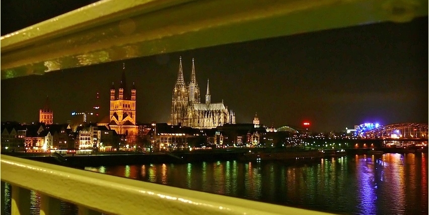 Köln - Blick durch's Geländer der Deutzer Brücke auf die Altstadt ...
