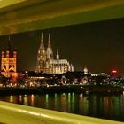Köln - Blick durch's Geländer der Deutzer Brücke auf die Altstadt ...