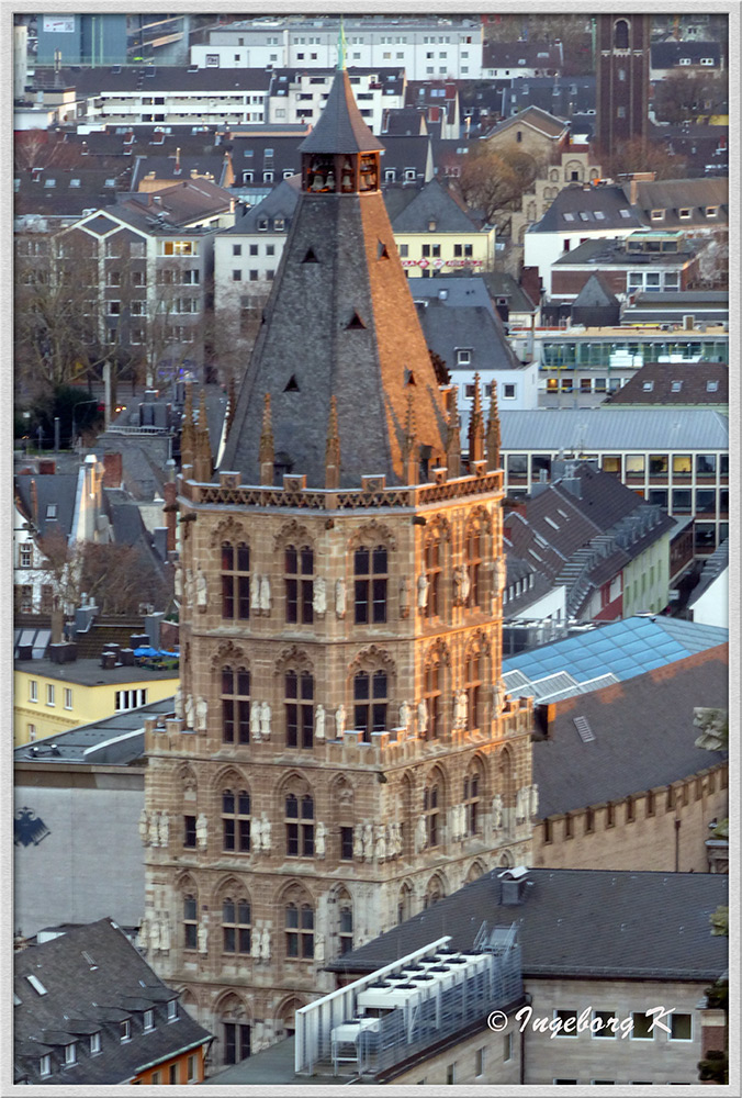 Köln - Blick vom Dom auf das Rathaus im Abendlicht