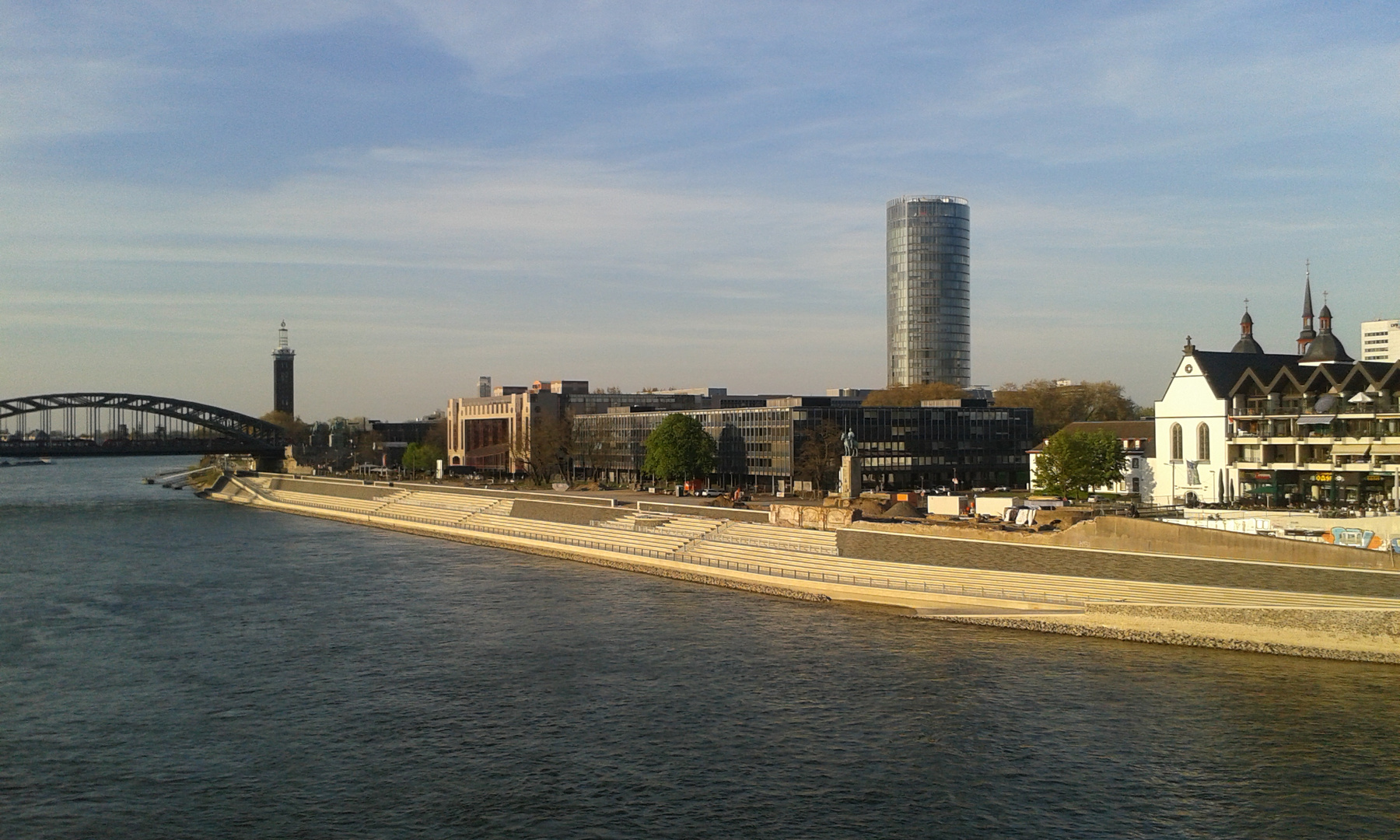 Köln - Blick von der Deutzer-Brücke auf das rechte Rheinufer